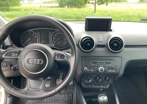 Audi A1 cena 25900 przebieg: 152719, rok produkcji 2011 z Tarnobrzeg małe 301